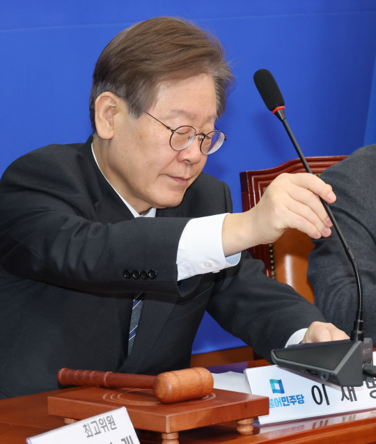 이재명 더불어민주당 대표가 15일 국회에서 최고위원회의를 하고 있다. <연합뉴스>